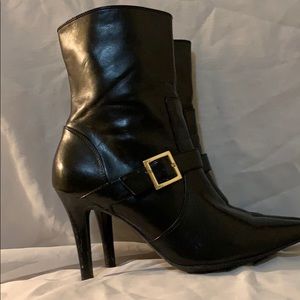 Chaps Kalana heel boots buckle